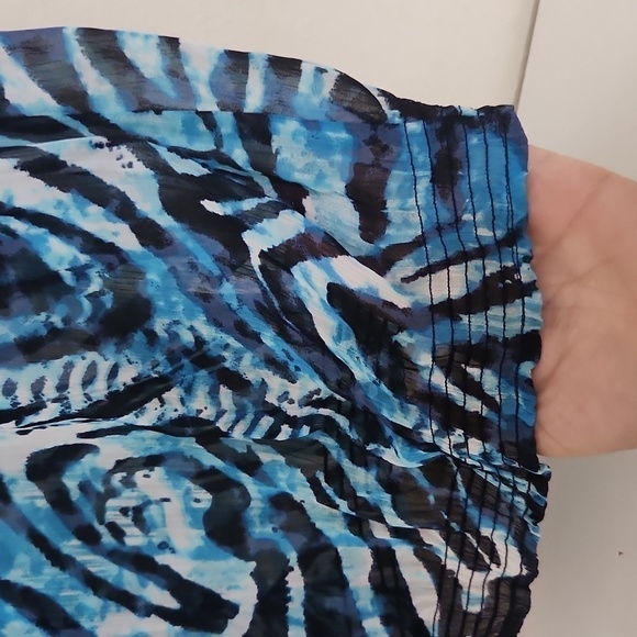 Chicos Abstract Print Top in sheer material And Beading Small Career office - Picture 7 of 10